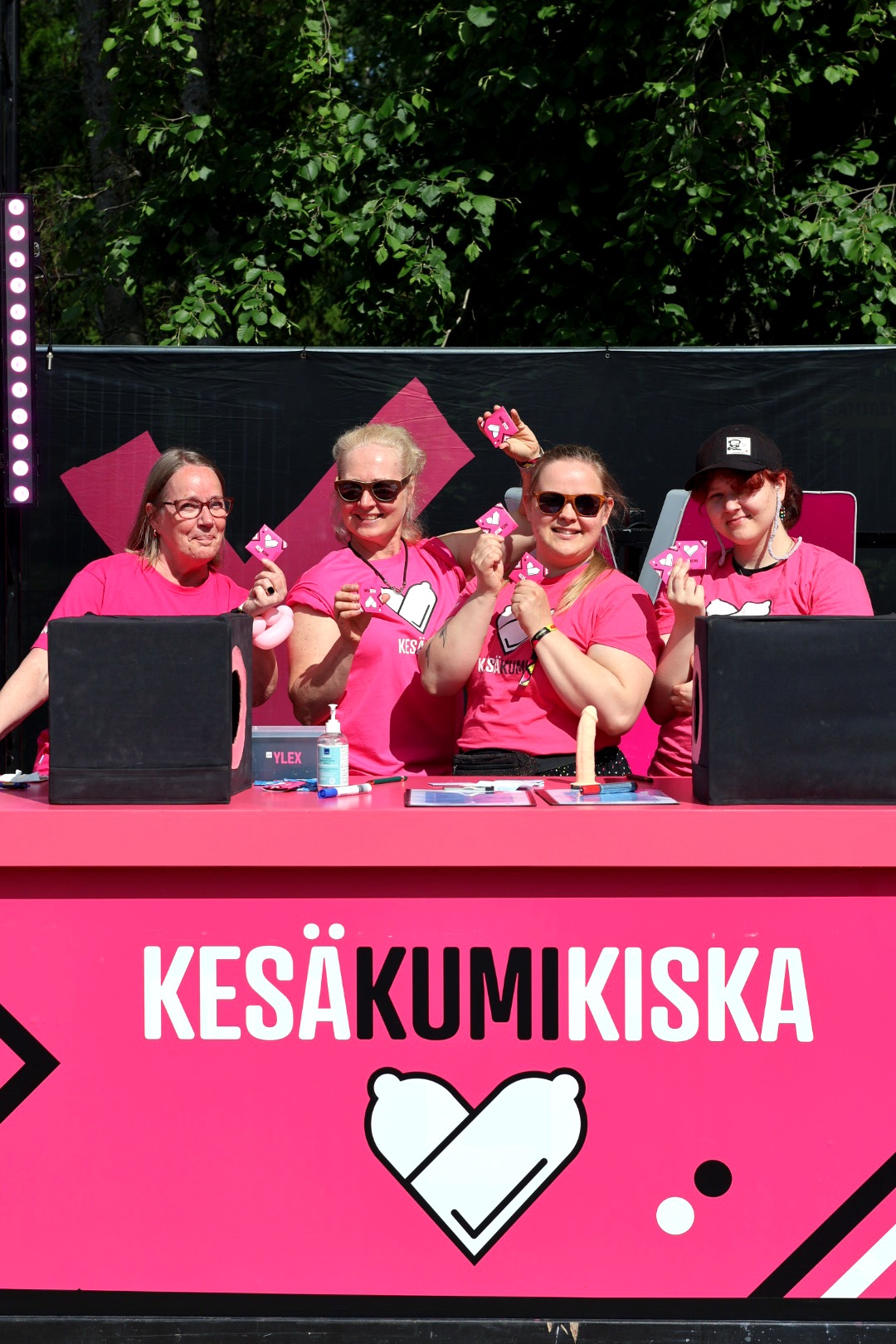 Kesäkumikiskan vapaaehtoiset toiminnassaan keskäkumikiskalla